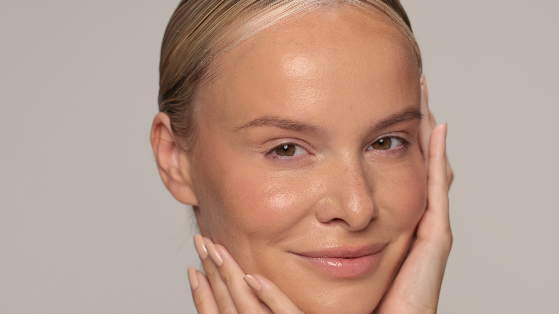 Join Holly at Skinsation LA as She Shows Her Jawline Fillers